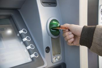 Kreditkarte wird gerade am Geldautomaten eingezogen