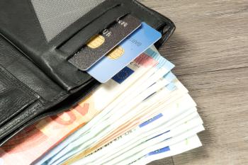 Brieftasche mit Geldscheinen und Kreditkarten